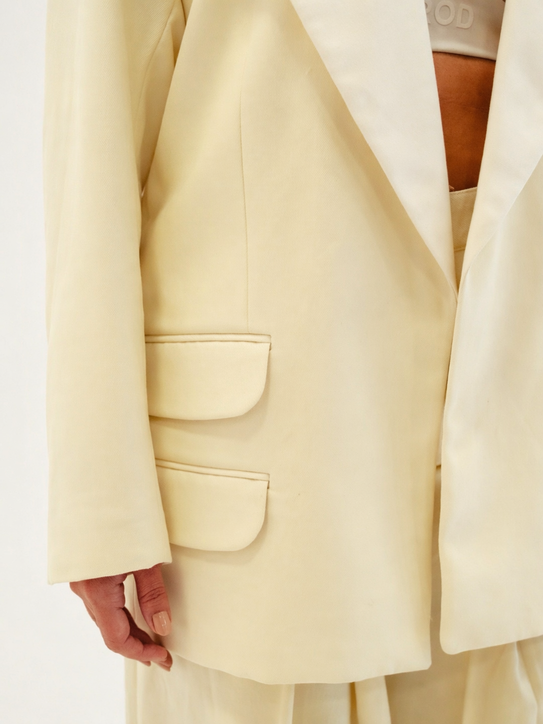 BLAZER DE SOLAPA DE SATÉN